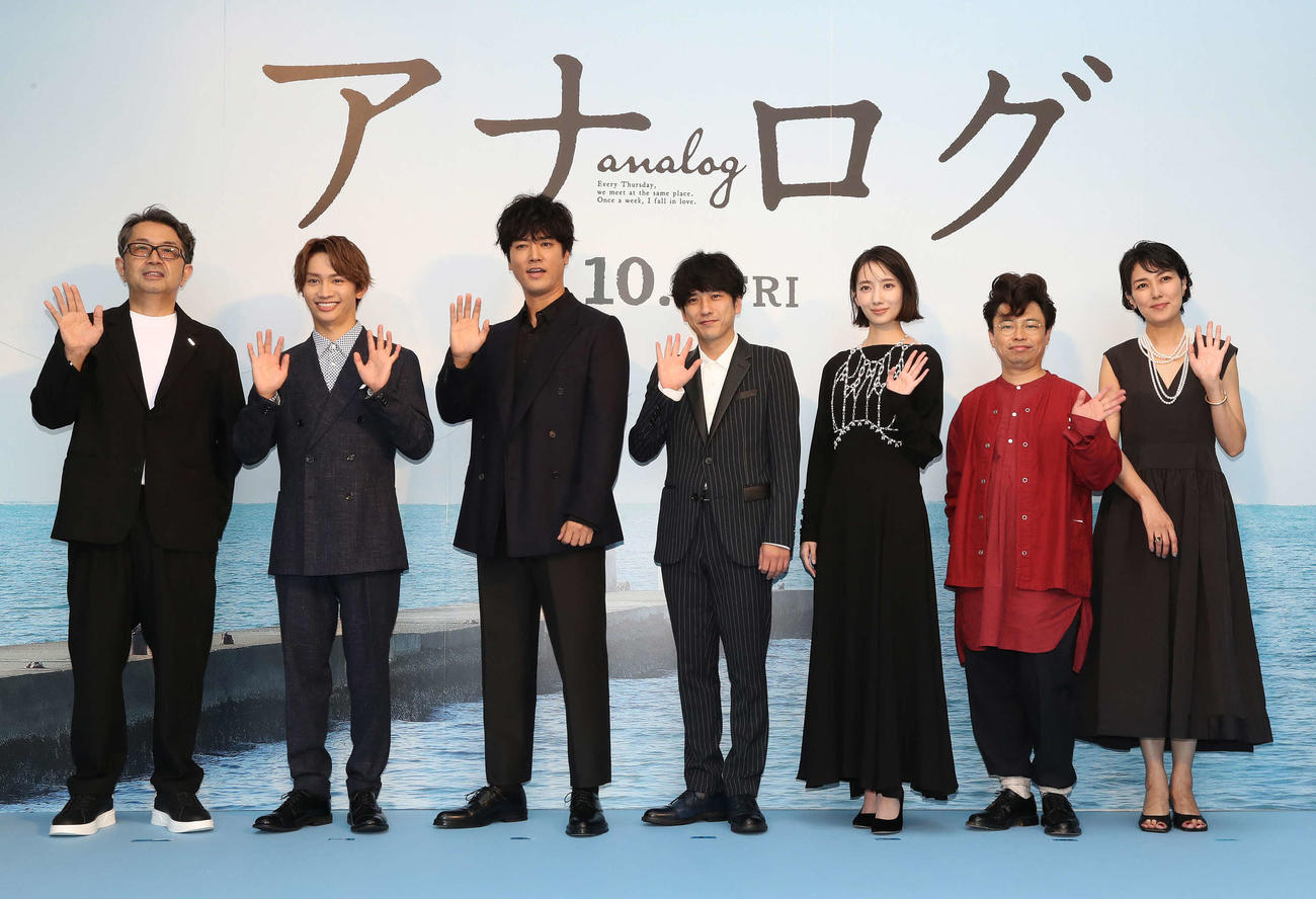 映画「アナログ」のカーペットイベントで写真に納まる、左からタカハタ秀太監督、藤原丈一郎、桐谷健太、二宮和也、波瑠、浜野謙太、板谷由夏（撮影・丹羽敏通）
