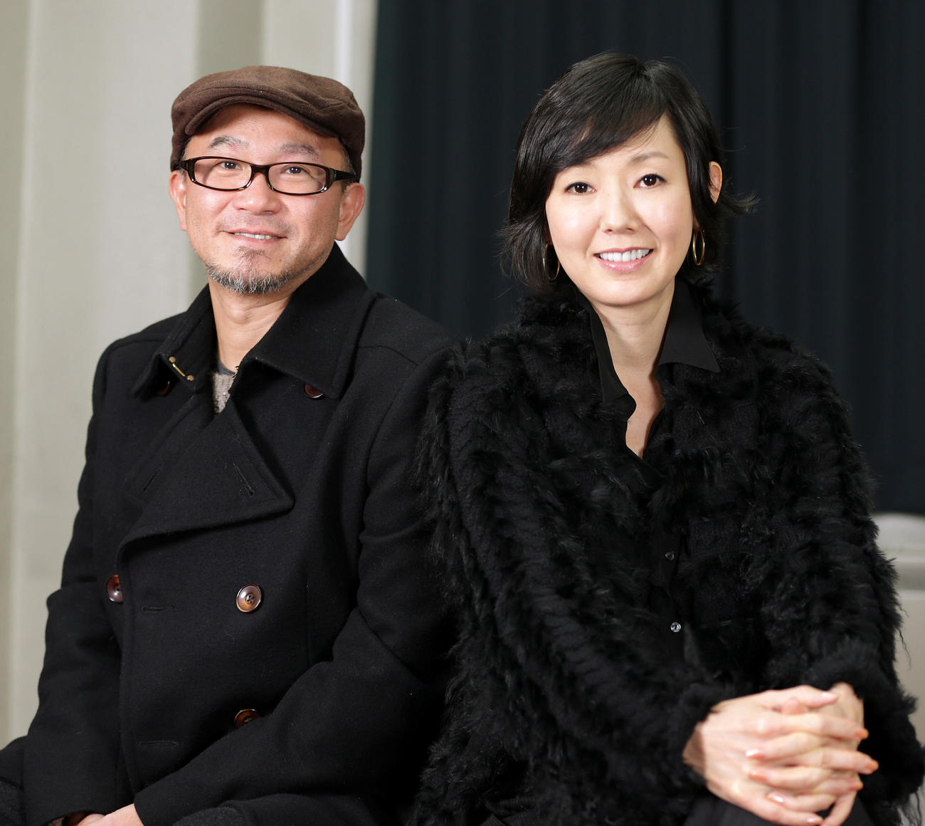 12年12月、夫の青山真治監督（左）と笑顔を見せるとよた真帆