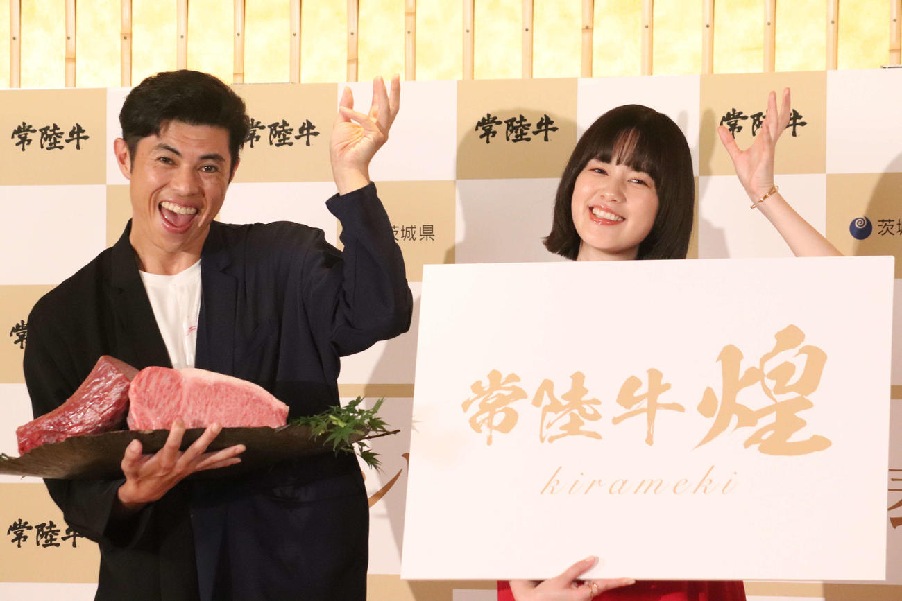 「新ブランド常陸牛プレス発表会」に登壇した小島よしお（左）と筧美和子（撮影・加藤理沙）