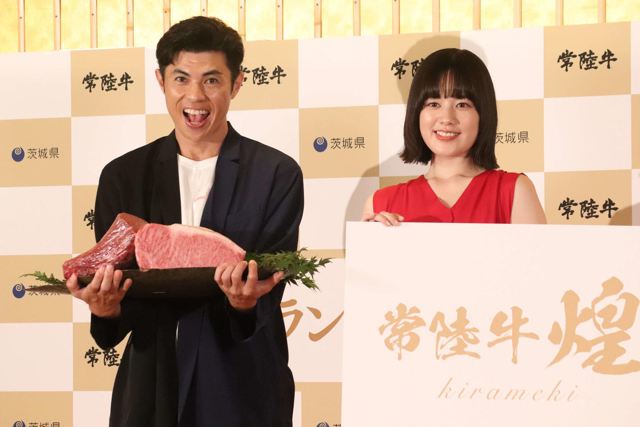 「新ブランド常陸牛プレス発表会」に登壇した小島よしお（左）と筧美和子（撮影・加藤理沙）