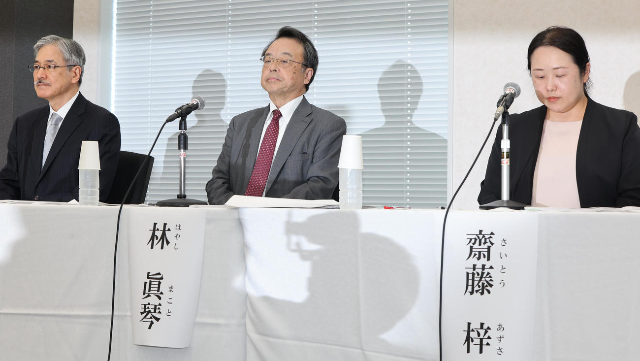 ジャニーズ事務所問題について会見する再発防止特別チームの左から飛鳥井望氏、林真琴氏、斎藤梓氏（撮影・野上伸悟）