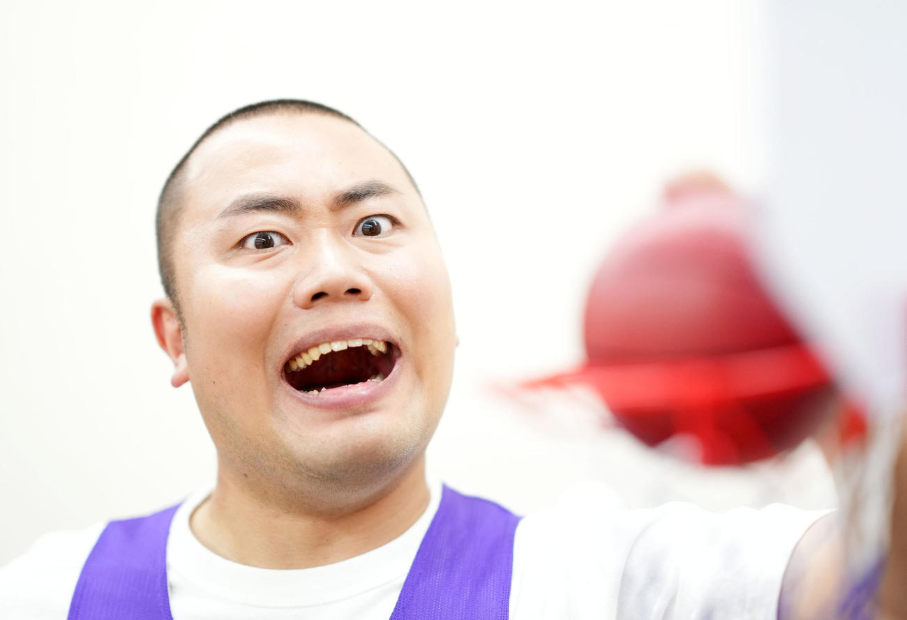 ミニゴールにダンクを決めるハナコの岡部大（撮影・横山健太）