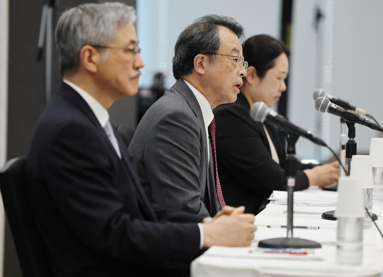 ジャニーズ事務所問題について会見する再発防止特別チームの左から飛鳥井望氏、林真琴氏、斎藤梓氏（撮影・野上伸悟）
