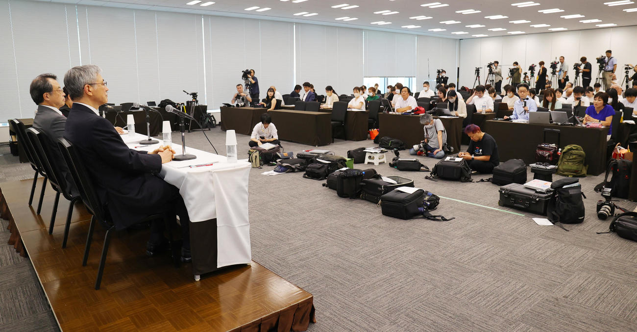 ジャニーズ事務所問題について会見する再発防止特別チームの左から飛鳥井望氏、林真琴氏ら（撮影・野上伸悟）