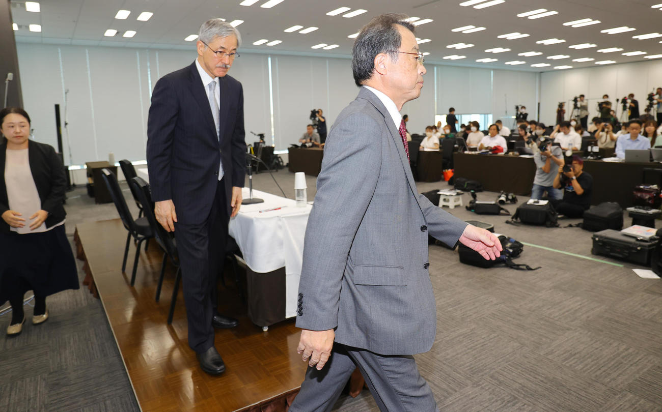ジャニーズ事務所問題についての会見を終える再発防止特別チームの手前から林真琴氏、飛鳥井望氏、斎藤梓氏（撮影・野上伸悟）