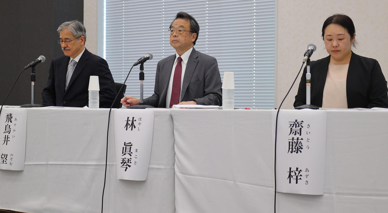 ジャニーズ事務所問題について会見する再発防止特別チームの左から飛鳥井望氏、林真琴氏、斎藤梓氏（撮影・野上伸悟）