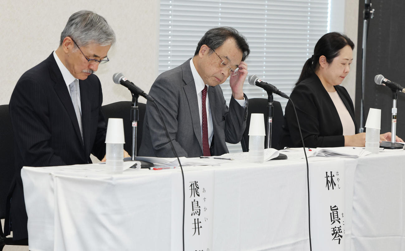 ジャニーズ事務所問題について会見する再発防止特別チームの左から飛鳥井望氏、林真琴氏、斎藤梓氏（撮影・野上伸悟）