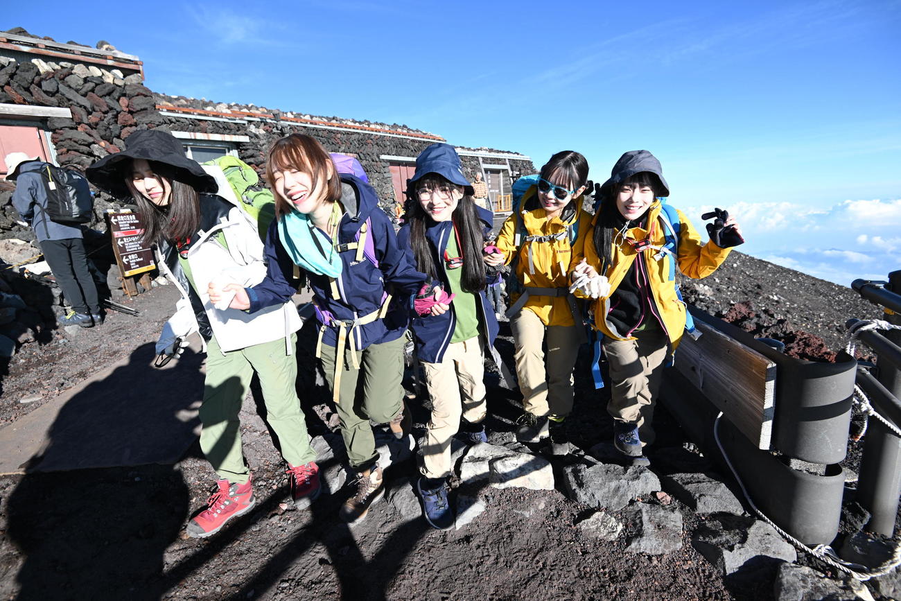 メジャーデビューシングル「ゲイシャフジヤマ」ヒット祈願で富士山に登頂した＃ババババンビ（C）斉藤明
