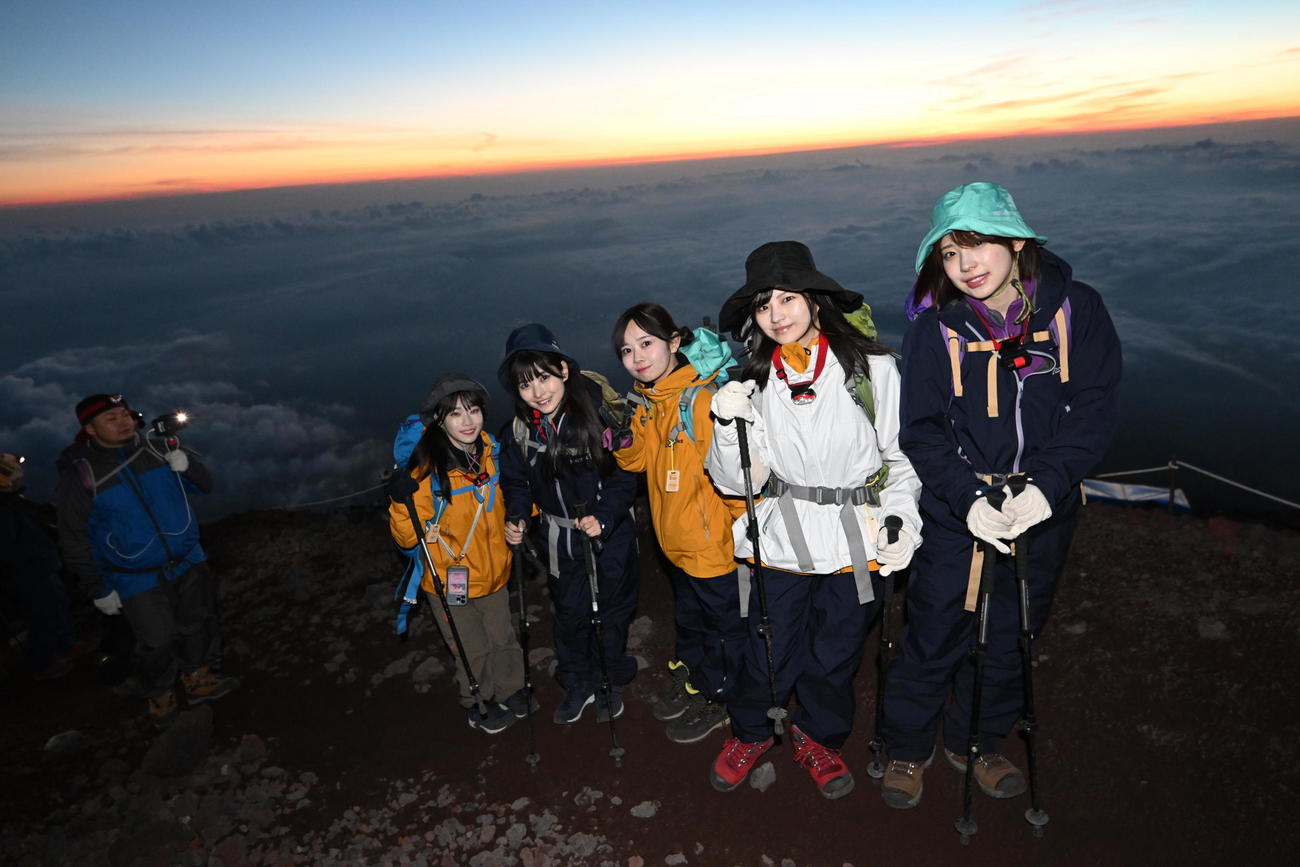 メジャーデビューシングル「ゲイシャフジヤマ」ヒット祈願の富士登山中に御来光を拝む＃ババババンビ　（C）斉藤明