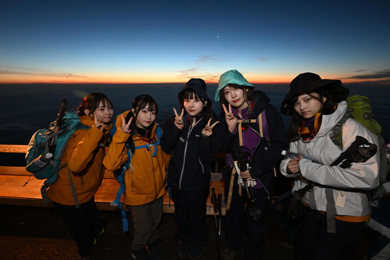 メジャーデビューシングル「ゲイシャフジヤマ」ヒット祈願の富士登山中に御来光を拝む＃ババババンビ（C）斉藤明