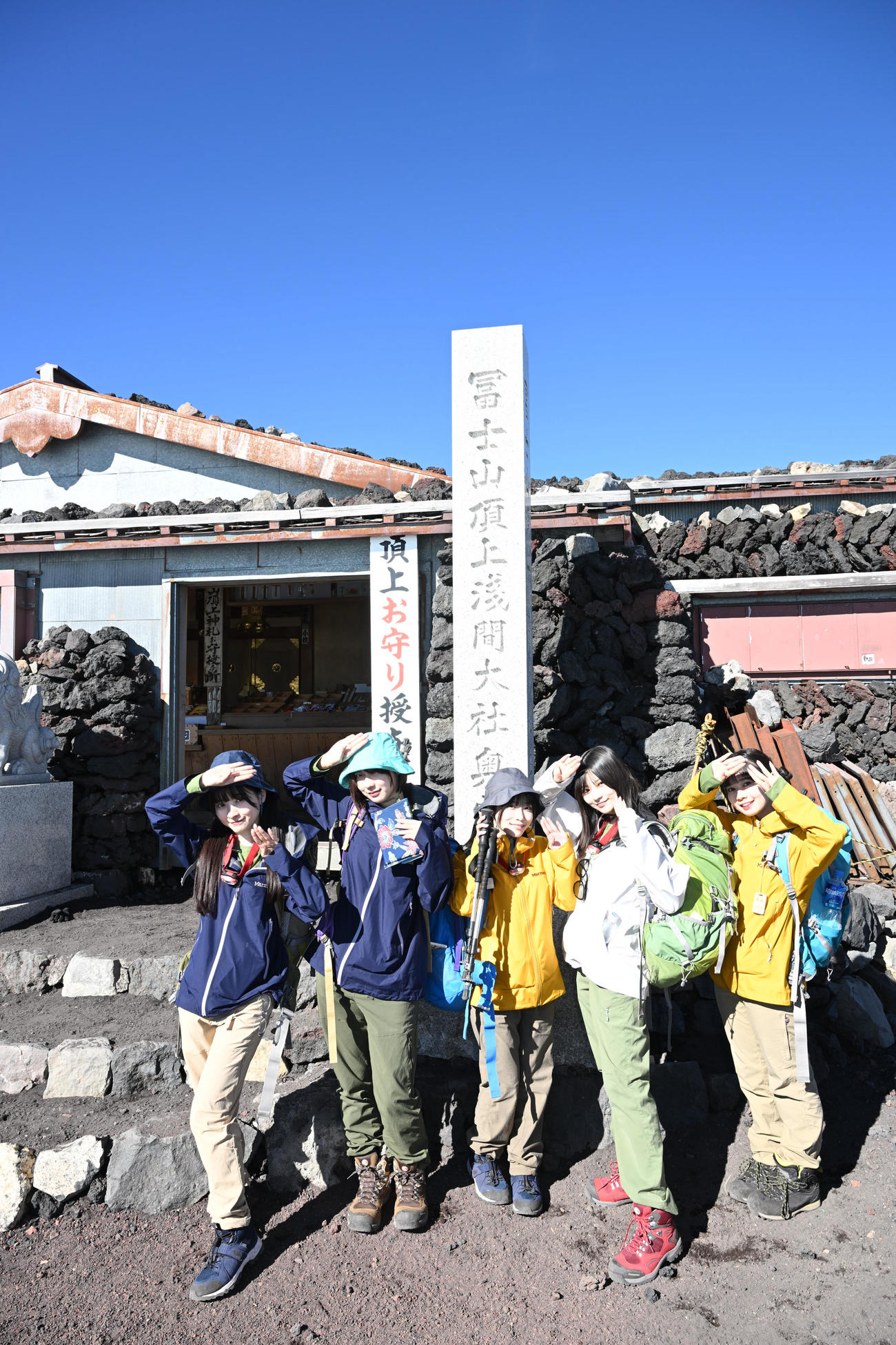メジャーデビューシングル「ゲイシャフジヤマ」ヒット祈願で5人そろって富士山を登頂した＃ババババンビ（C）斉藤明