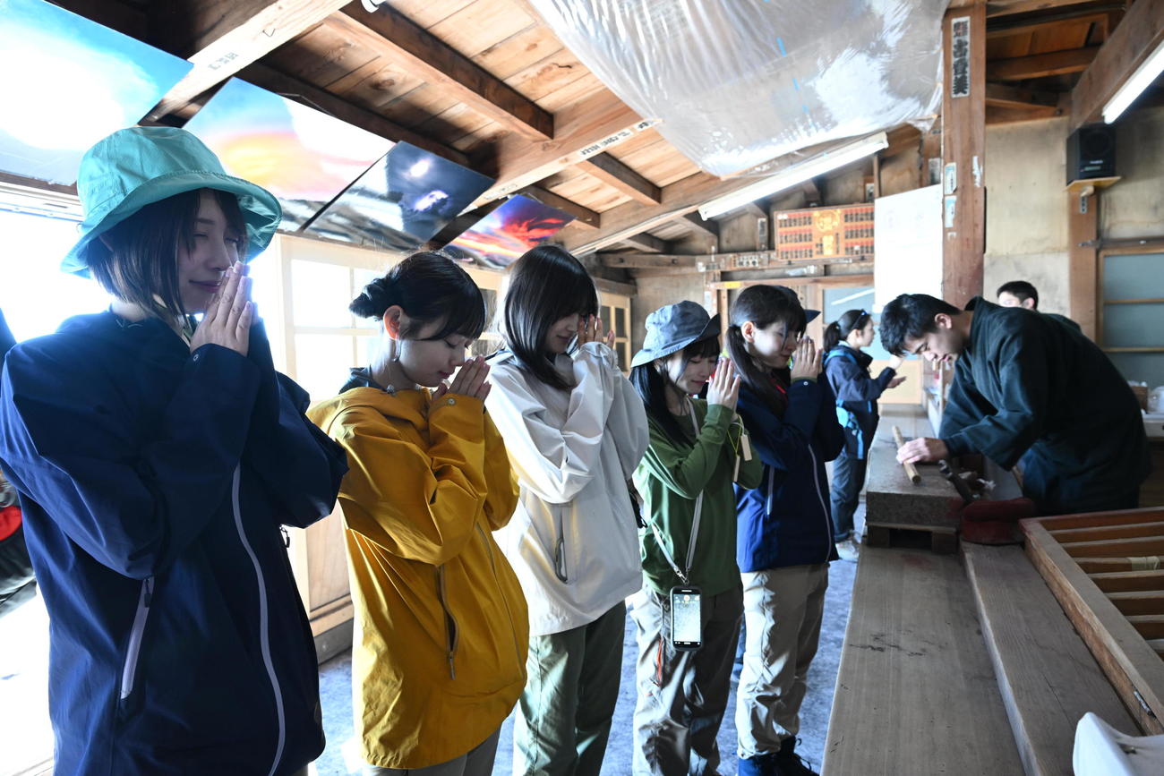 富士山頂の久須志神社でメジャーデビューシングル「ゲイシャフジヤマ」のヒット祈願をする＃ババババンビ（C）斉藤明