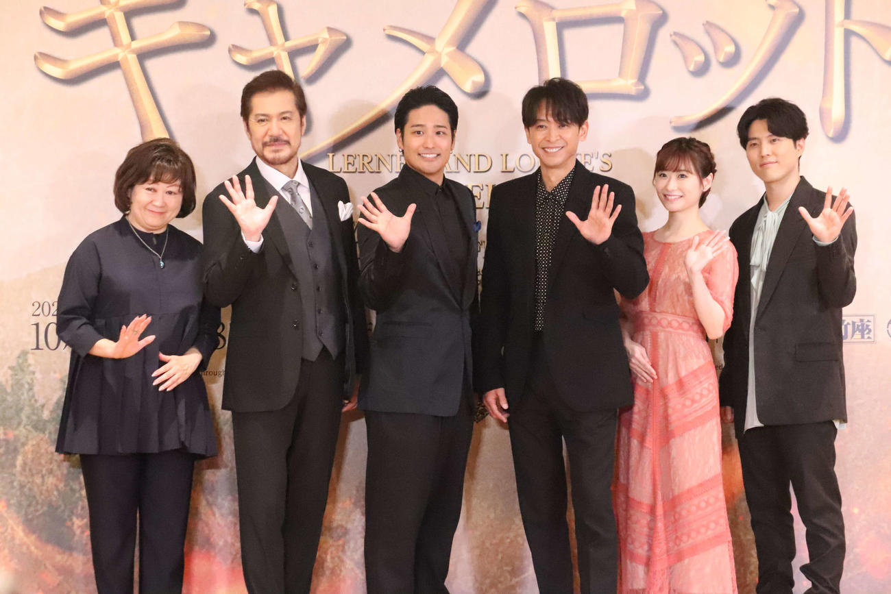 ブロードウェイミュージカル「キャメロット」製作発表会見に出席した左から、演出の宮田慶子氏、今井清隆、桐山照史、坂本昌行、唯月ふうか、入野自由（撮影・加藤理沙）