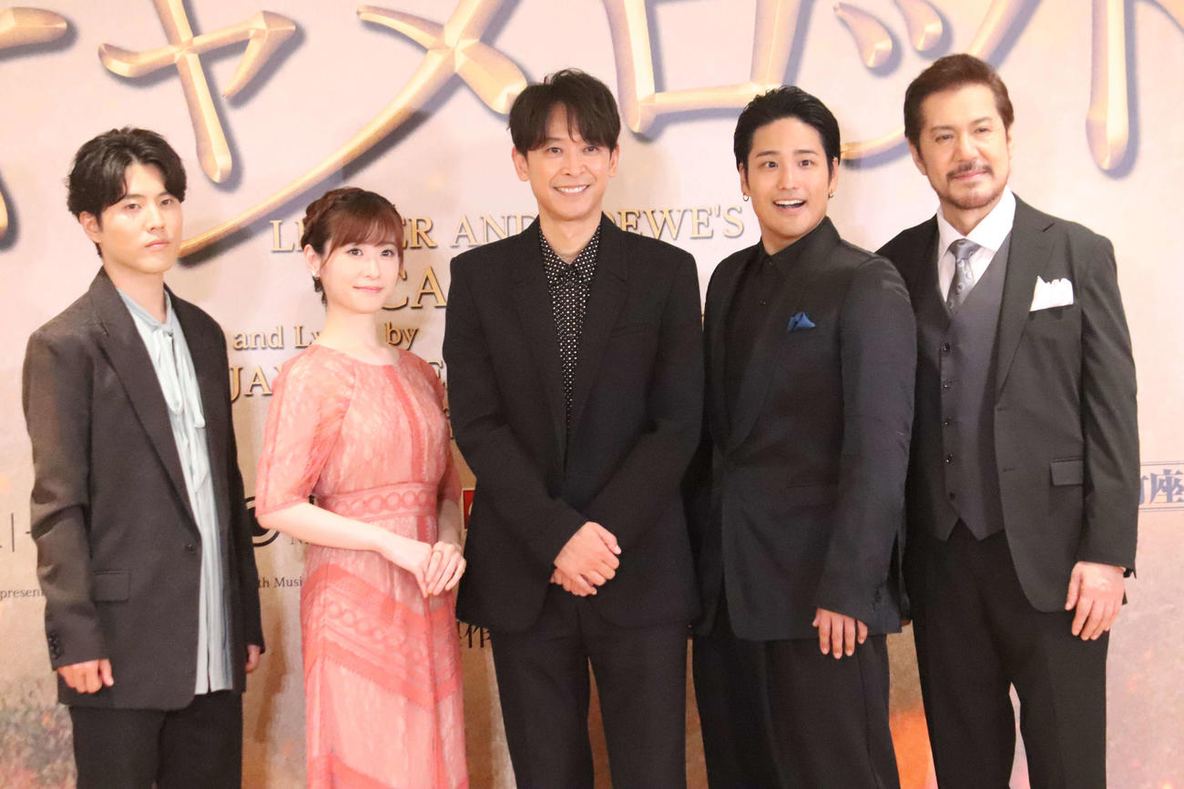 ブロードウェイミュージカル「キャメロット」製作発表会見に出席した左から、入野自由、唯月ふうか、坂本昌行、桐山照史、今井清隆（撮影・加藤理沙）
