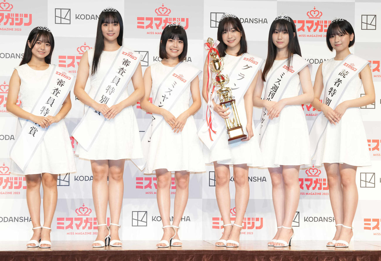 フォトセッションで笑顔のミスマガジン2023各賞受賞者。左から審査員特別賞の加藤綾乃、吉井しえる、ミスヤングマガジンの松田実桜、グランプリの今森茉耶、ミス週刊少年マガジンの西尾希美、読者特別賞の一ノ瀬瑠菜（撮影・鈴木みどり）