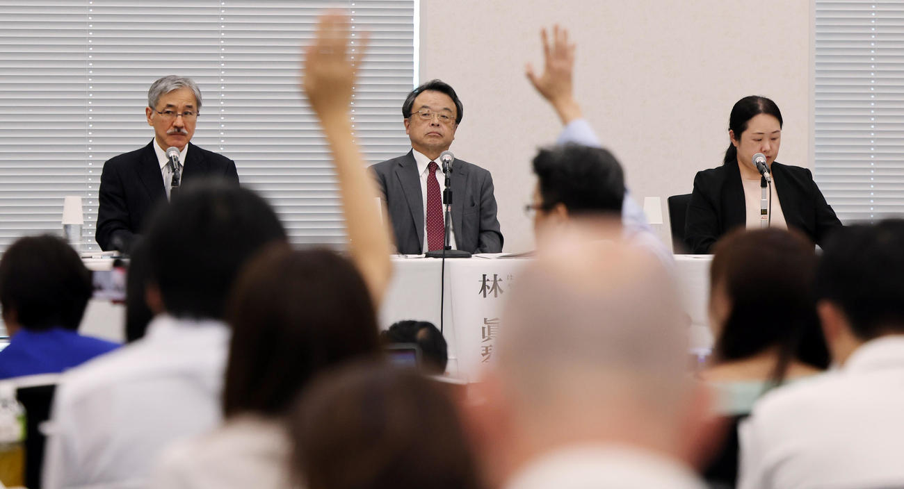 ジャニーズ事務所問題について会見する再発防止特別チームの、左から飛鳥井望氏、林真琴氏、斎藤梓氏（撮影・野上伸悟）