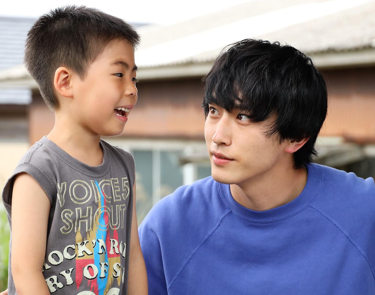「ばらかもん」に出演する加藤叶和（左）、杉野遥亮（C）フジテレビ