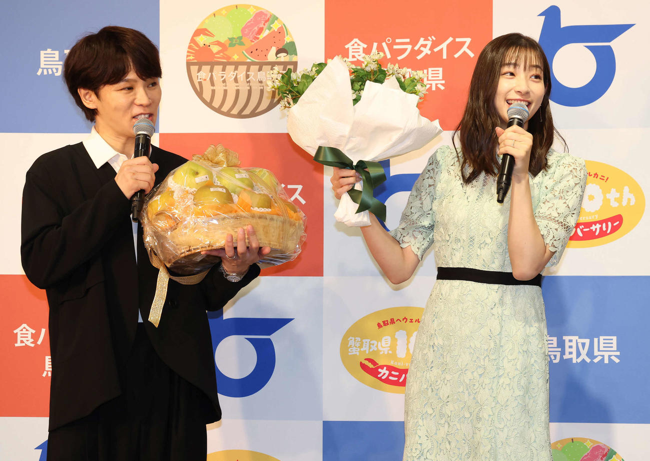 平井鳥取県知事から結婚お祝いのプレゼントをもらった足立梨花、TATSUさん夫妻（撮影・丹羽敏通）