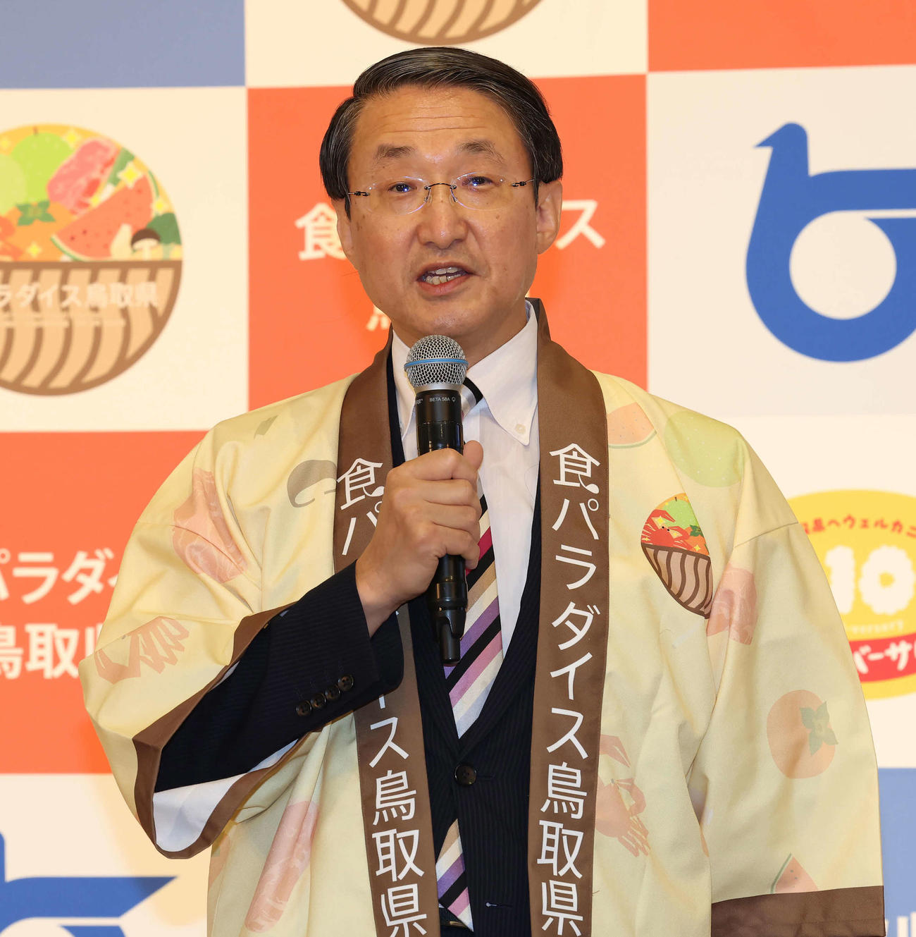 「食パラダイス鳥取県カーニバル」で、あいさつする平井鳥取県知事（撮影・丹羽敏通）