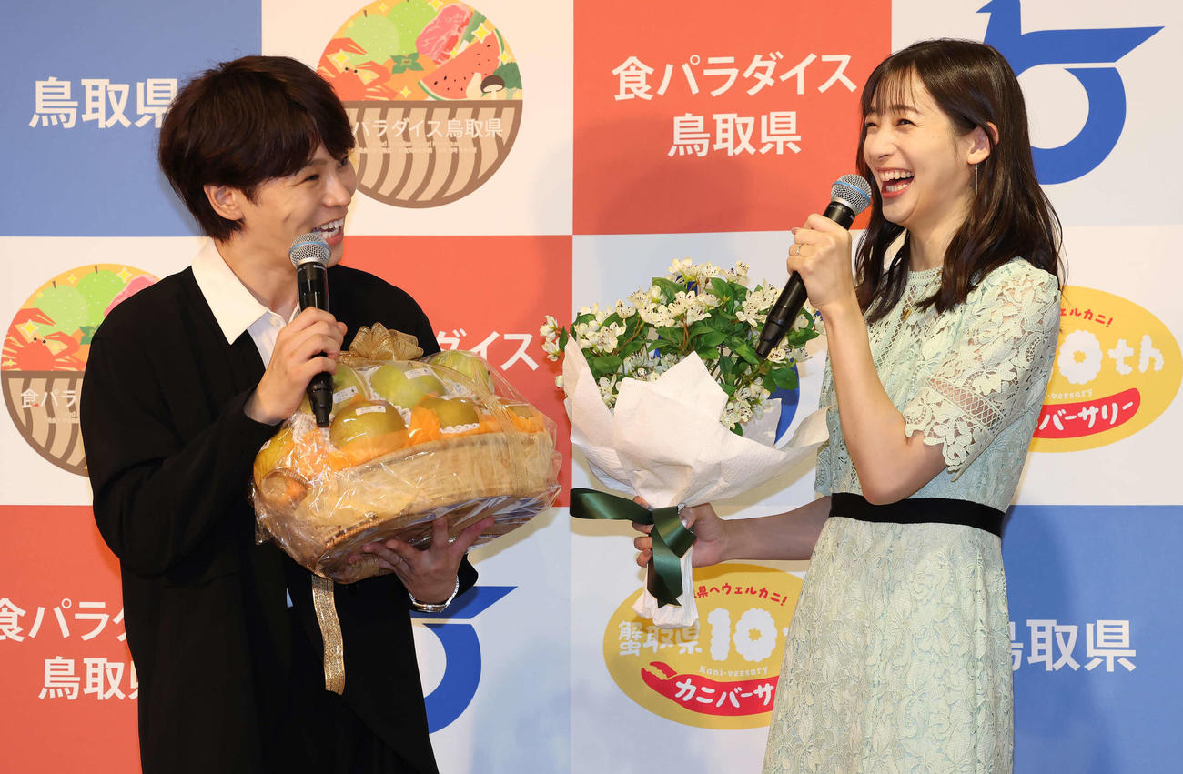 平井鳥取県知事から結婚お祝いのプレゼントをもらった足立梨花、TATSUさん夫妻（撮影・丹羽敏通）