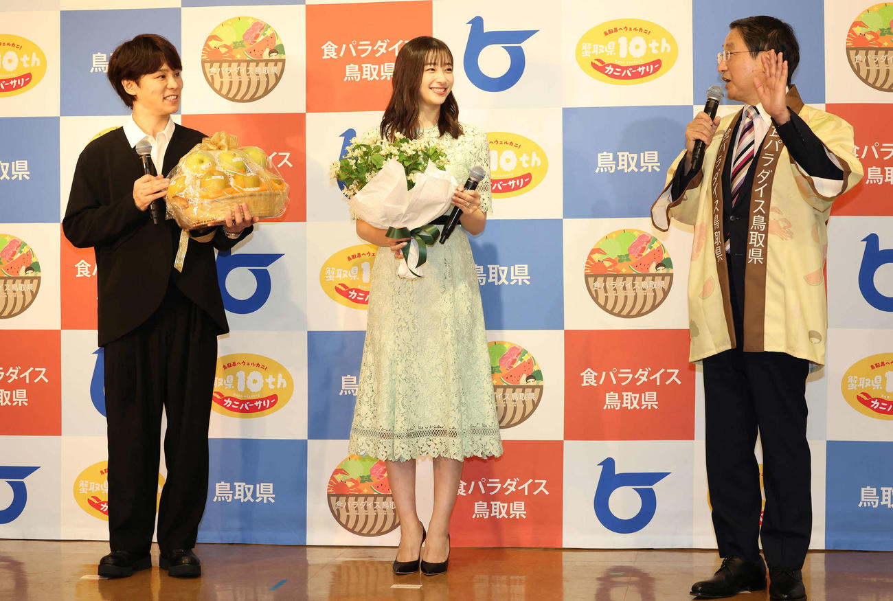平井鳥取県知事（右）から結婚お祝いのプレゼントをもらった足立梨花、TATSUさん夫妻（撮影・丹羽敏通）