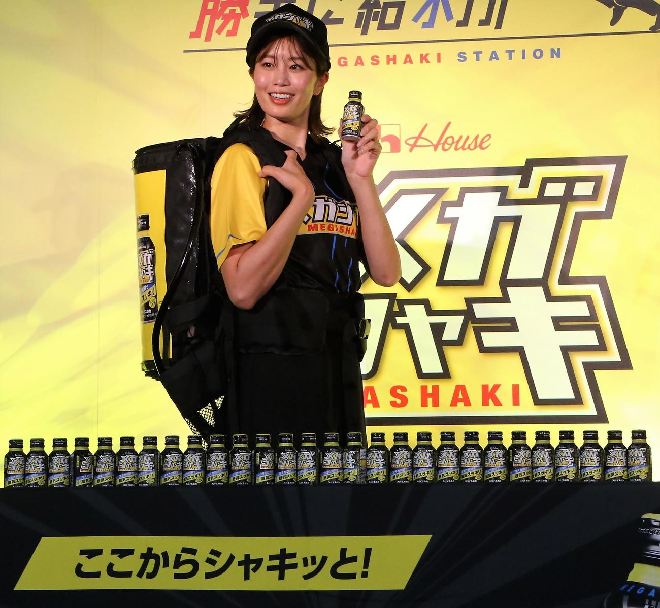 「メガシャキ“勝手に給水所”PRサンプリングイベント」に出席する稲村亜美