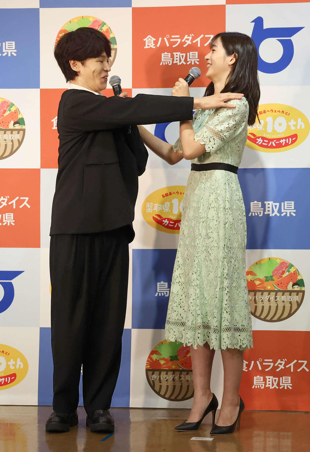 「浮気は、しませんか？」「しないよ」互いに肩に手を添える足立梨花、TATSUさん夫妻（撮影・丹羽敏通）