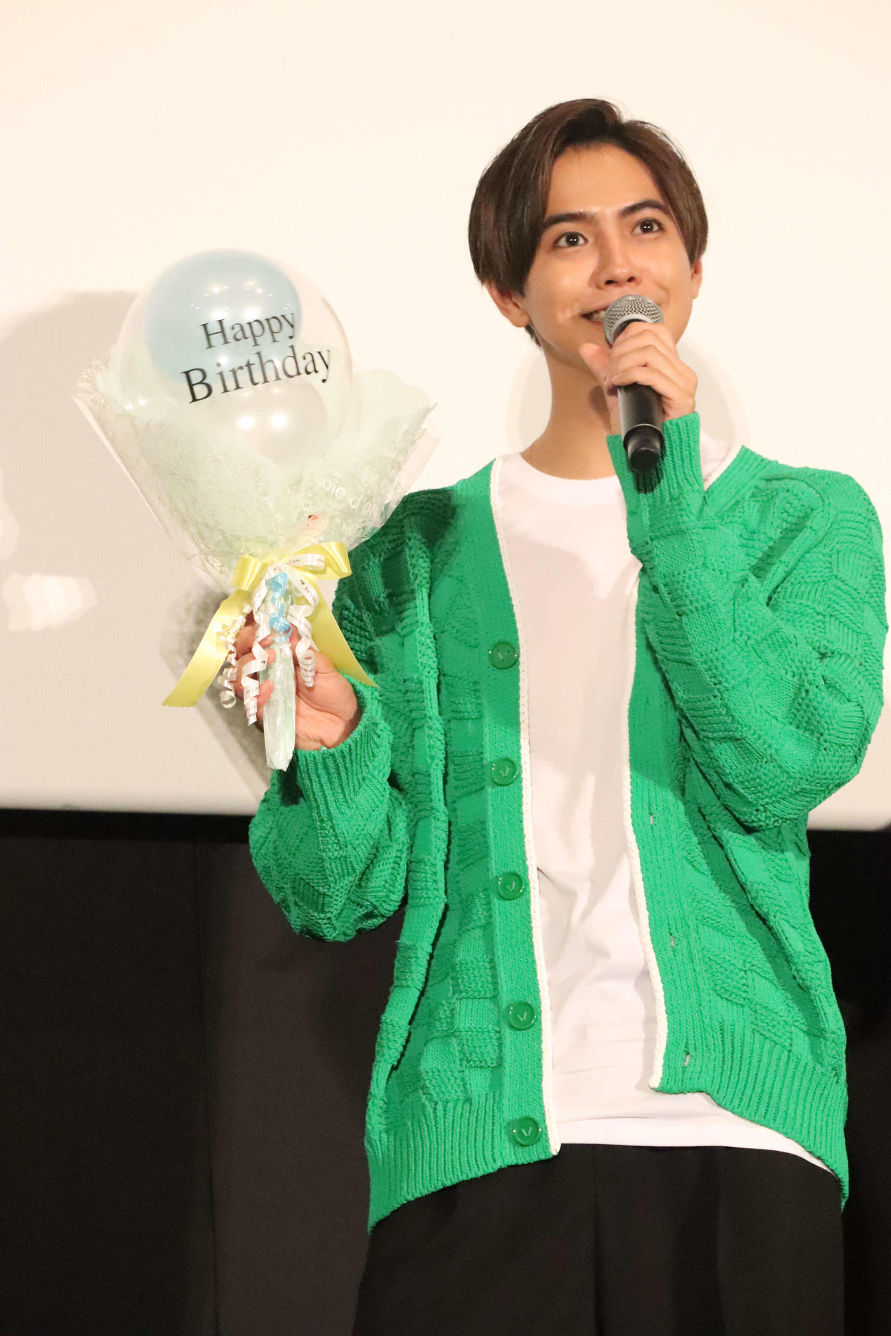 映画「ミンナのウタ」大ヒット御霊イベントでサプライズで誕生日を祝福される片寄涼太（撮影・加藤理沙）