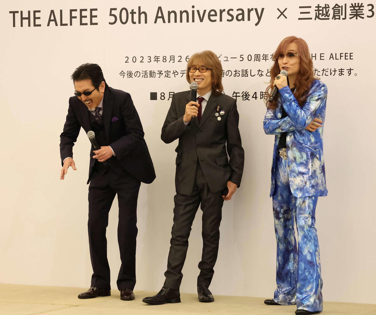 囲み取材で、かつら疑惑の話題になって盛り上がるTHE ALFEEの、左から桜井賢、坂崎幸之助、高見沢俊彦（撮影・丹羽敏通）