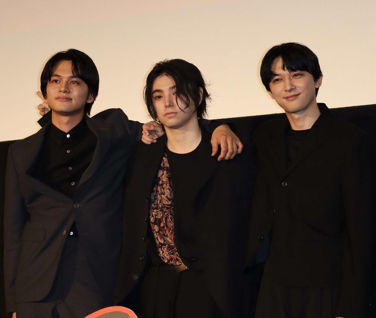映画「東京リベンジャーズ2　血のハロウィン編－決戦－」の舞台あいさつに出席した、左から北村匠海、村上虹郎、吉沢亮