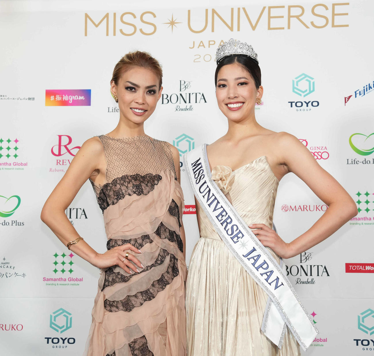 ポーズを取るミス・ユニバース日本代表に選ばれた宮崎莉緒（右）とミス・ユニバース・ジャパン　ナショナルディレクターの美馬寛子氏（撮影・鈴木みどり）