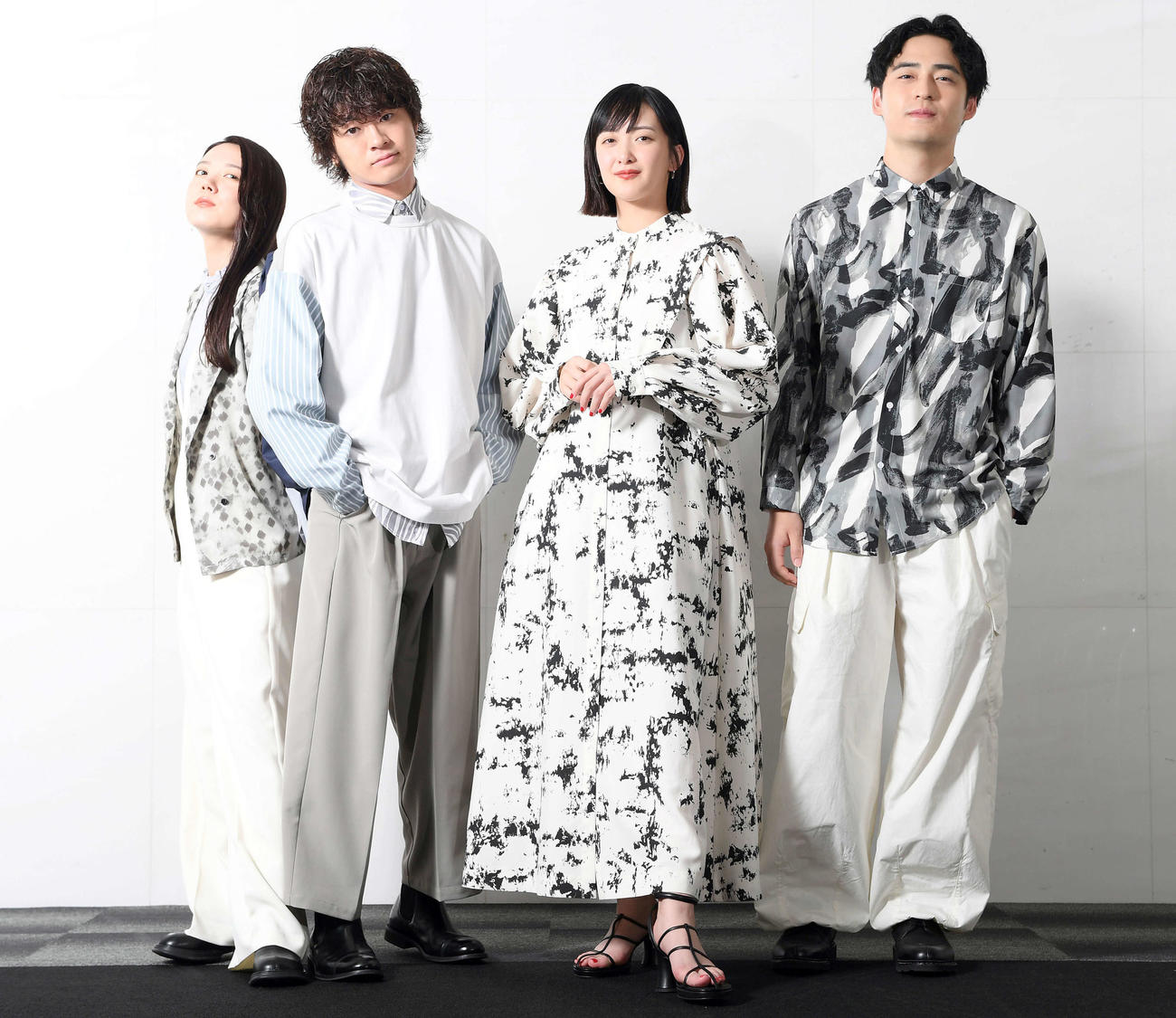 ドラマ「真夏のシンデレラ」の主題歌、挿入歌を担当する緑黄色社会。左からpeppe、穴見真吾、長屋晴子、小林壱誓（撮影・たえ見朱実）