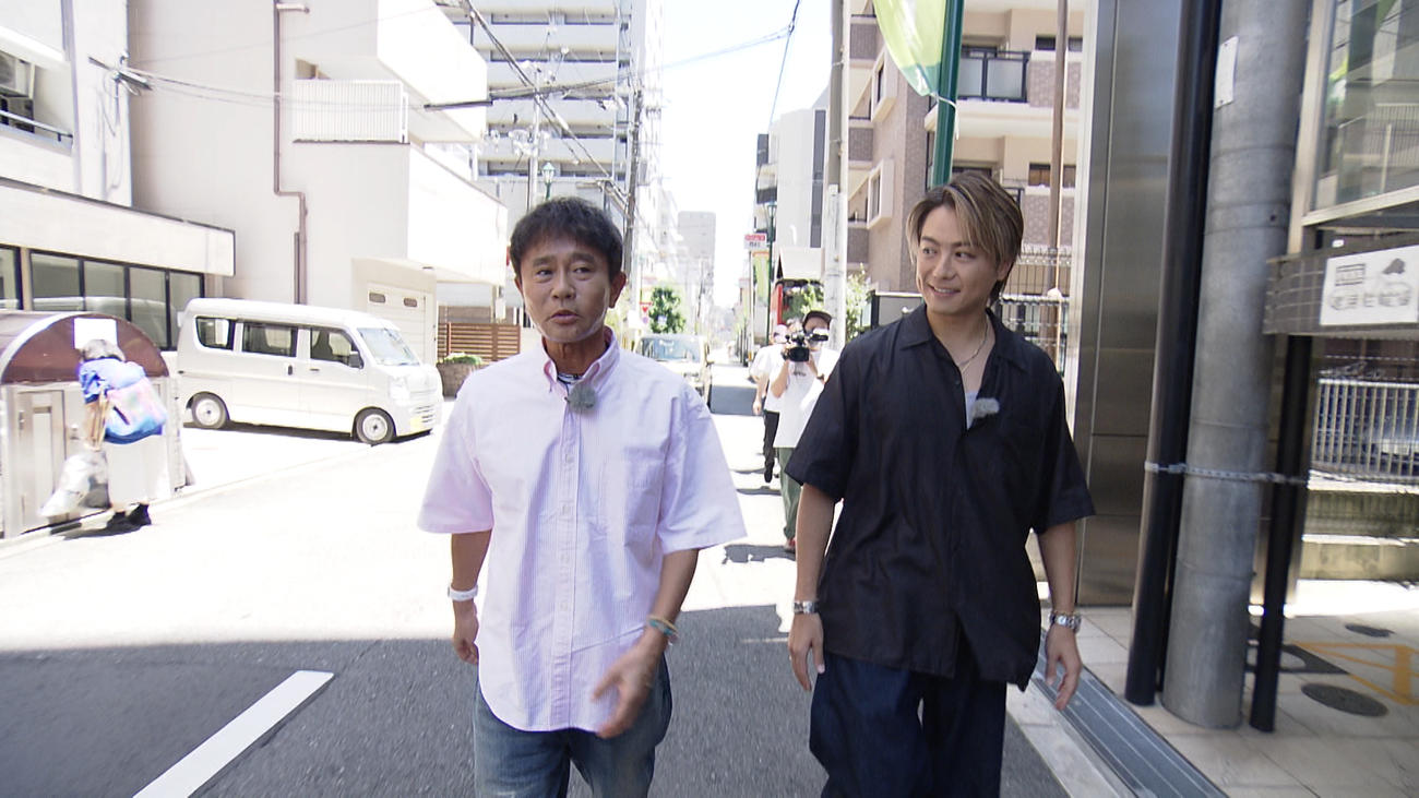 ダウンタウン浜田雅功（左）と街ブラするEXILE TAKAHIRO