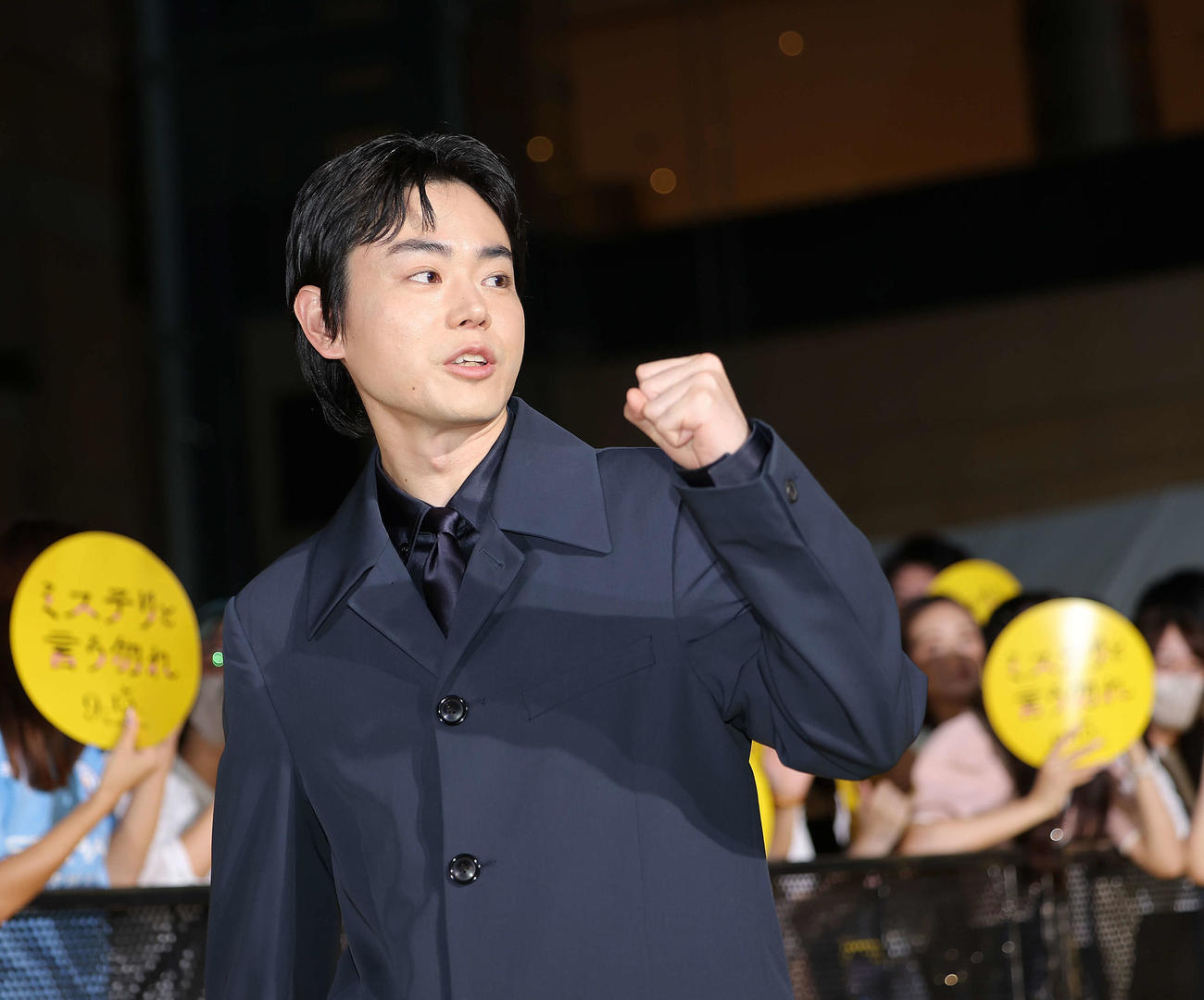 「ミステリと言う勿れ」プレミアイベントでイエローカーペットを歩く菅田将暉（撮影・河田真司）