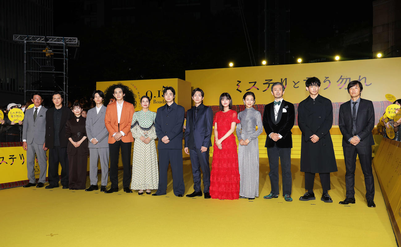 フォトセッションで写真に納まる、左から筒井道隆、尾上松也、伊藤沙莉、萩原利久、町田啓太、柴咲コウ、菅田将暉、松下洸平、原菜乃華、鈴木保奈美、滝藤賢一、永山瑛太、松山博昭監督（撮影・河田真司）