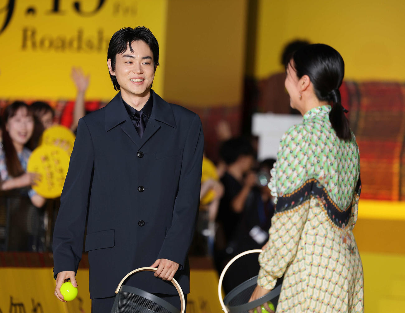 「ミステリと言う勿れ」プレミアイベントで笑顔を見せる菅田将暉（左）と柴咲コウ（撮影・河田真司）