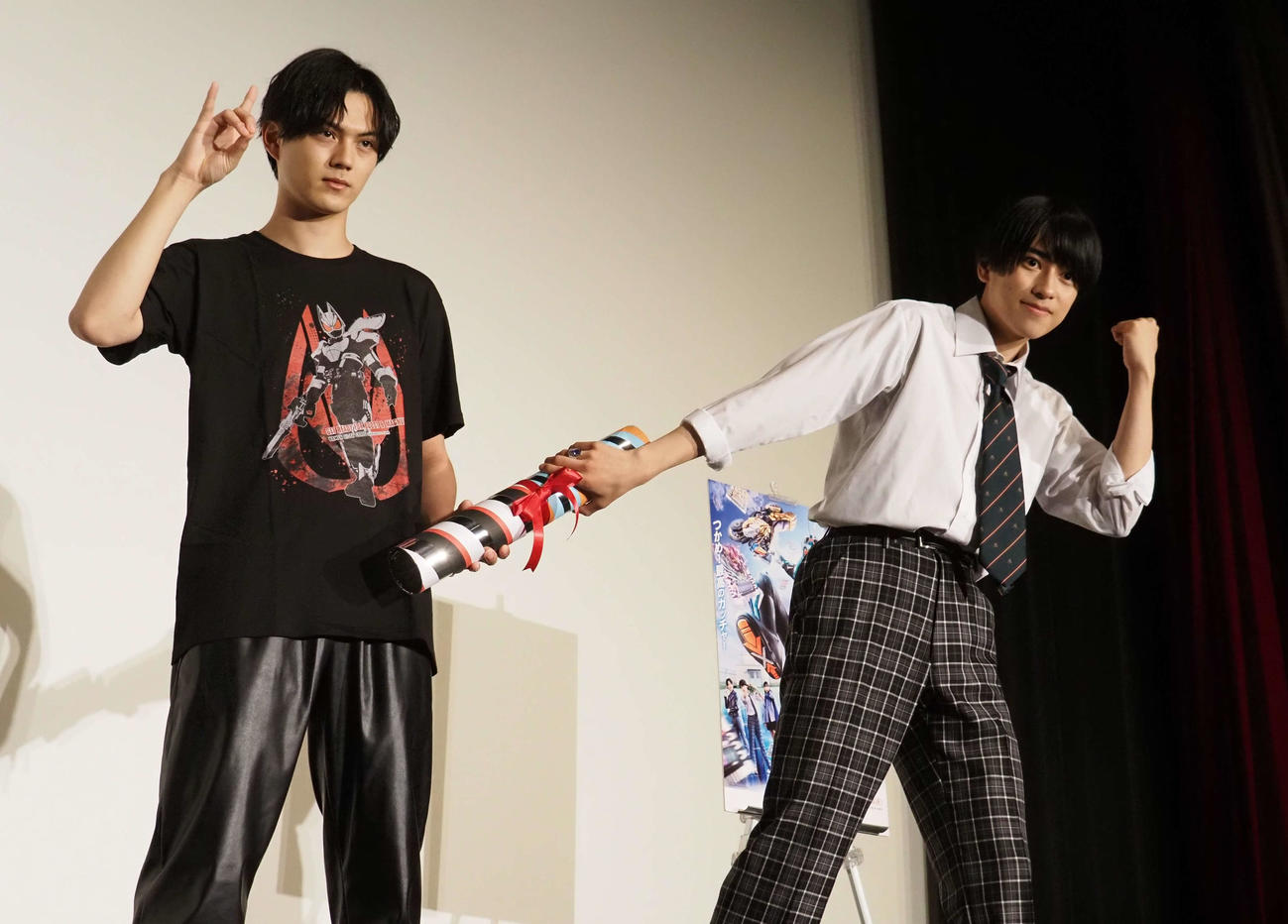 映画「仮面ライダーギーツ　4人のエースと黒狐」映画「王様戦隊キングオージャー　アドベンチャー・ヘブン」バトンタッチイベント付き上映会に出席した、簡秀吉（左）と本島純政（撮影・遠藤尚子）