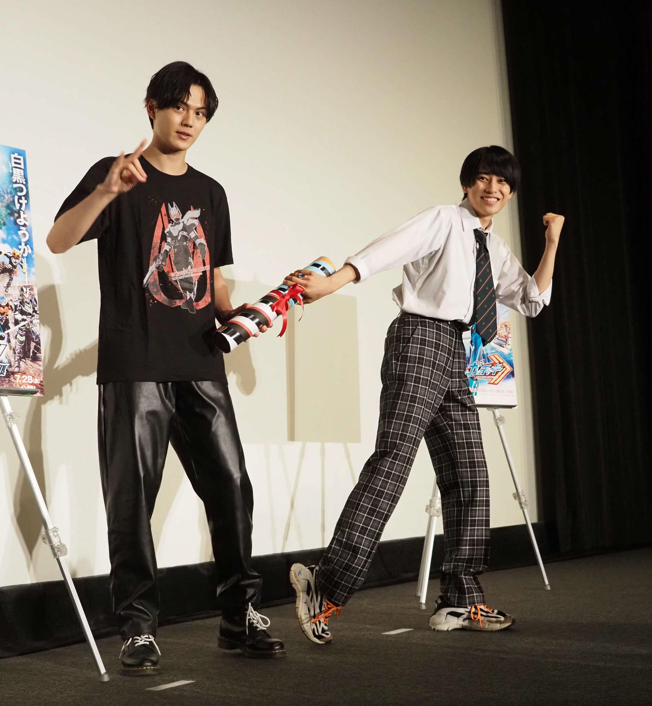 映画「仮面ライダーギーツ　4人のエースと黒狐」映画「王様戦隊キングオージャー　アドベンチャー・ヘブン」バトンタッチイベント付き上映会に出席した、簡秀吉（左）と本島純政（撮影・遠藤尚子）