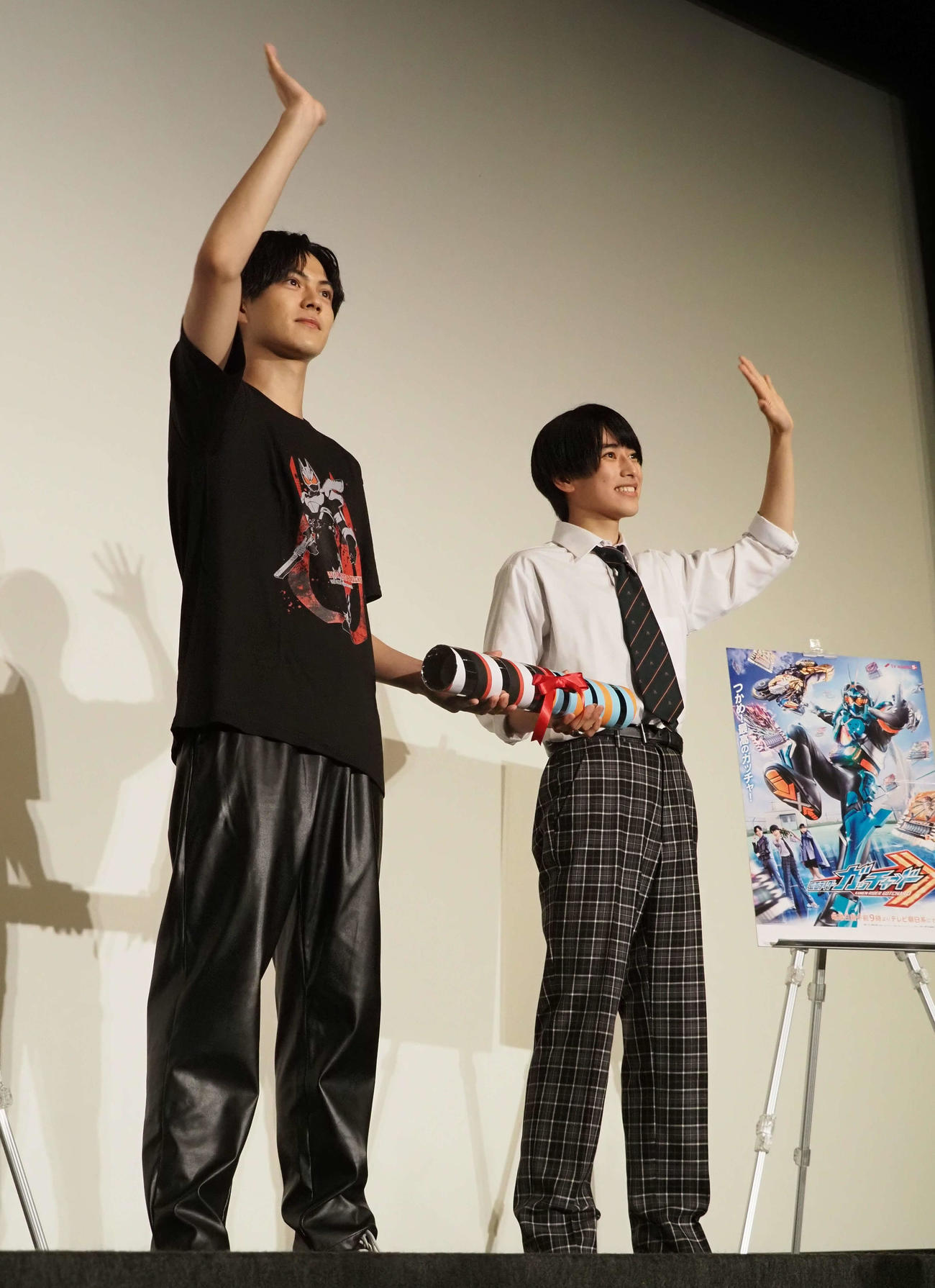 映画「仮面ライダーギーツ　4人のエースと黒狐」映画「王様戦隊キングオージャー　アドベンチャー・ヘブン」バトンタッチイベント付き上映会に出席した、簡秀吉（左）と本島純政（撮影・遠藤尚子）