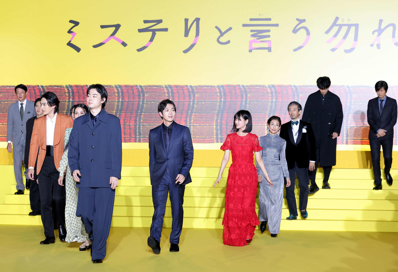 「ミステリと言う勿れ」プレミアイベントに臨む菅田将暉（手前）ら役者陣（撮影・河田真司）