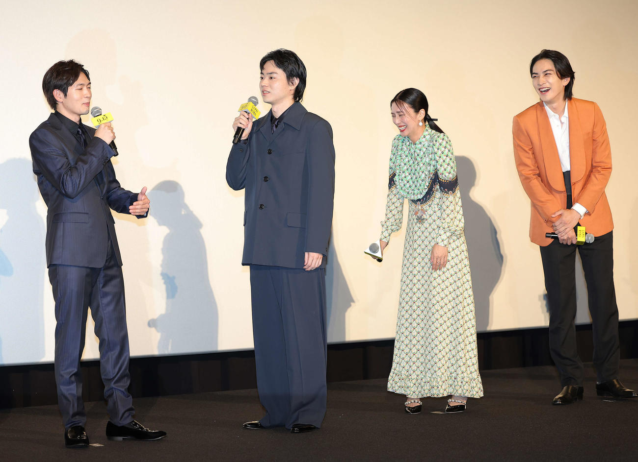 「ミステリと言う勿れ」完成披露舞台あいさつで、軽部アナに松下幸之助とアナウンスされ、動揺する松下洸平（左）。左から1人おいて菅田将暉、柴咲コウ、町田啓太（撮影・河田真司）