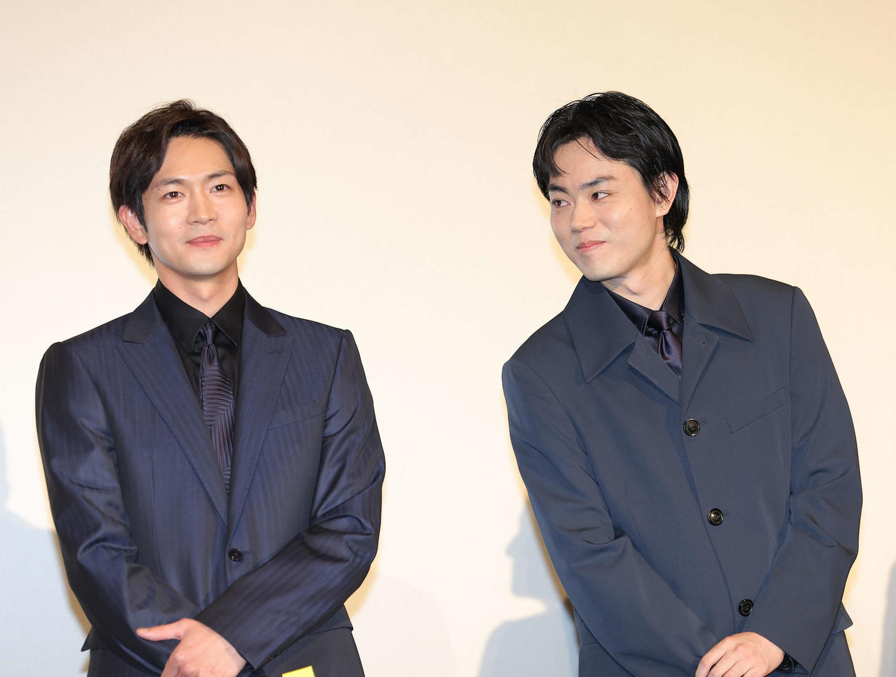「ミステリと言う勿れ」完成披露舞台あいさつに臨む松下洸平（左）と菅田将暉（撮影・河田真司）