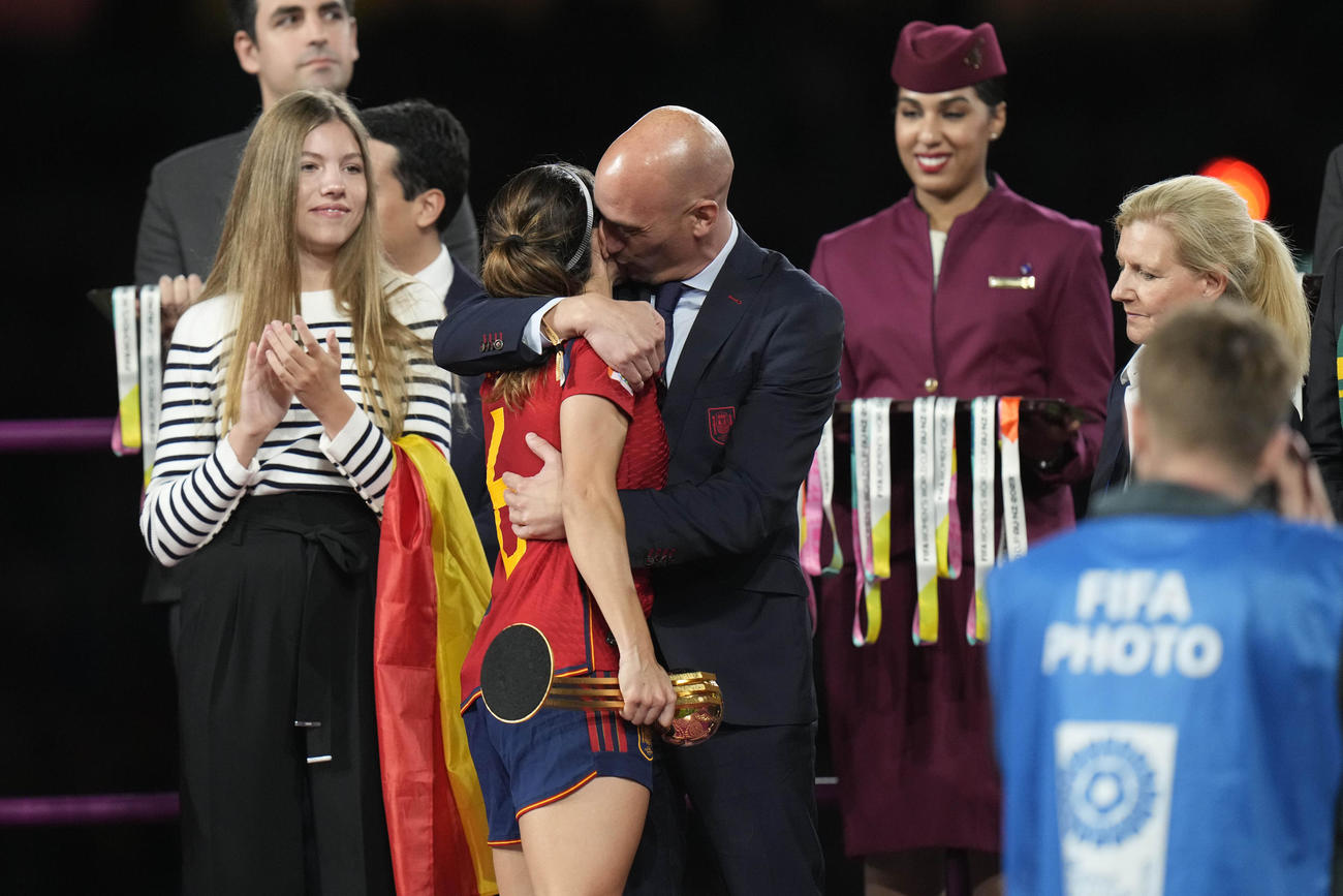 2023年8月20日、女子W杯の表彰台でスペイン選手を抱き締めキスをするスペインサッカー連盟のルイス・ルビアレス会長。左はスペインのソフィア王女(AP)