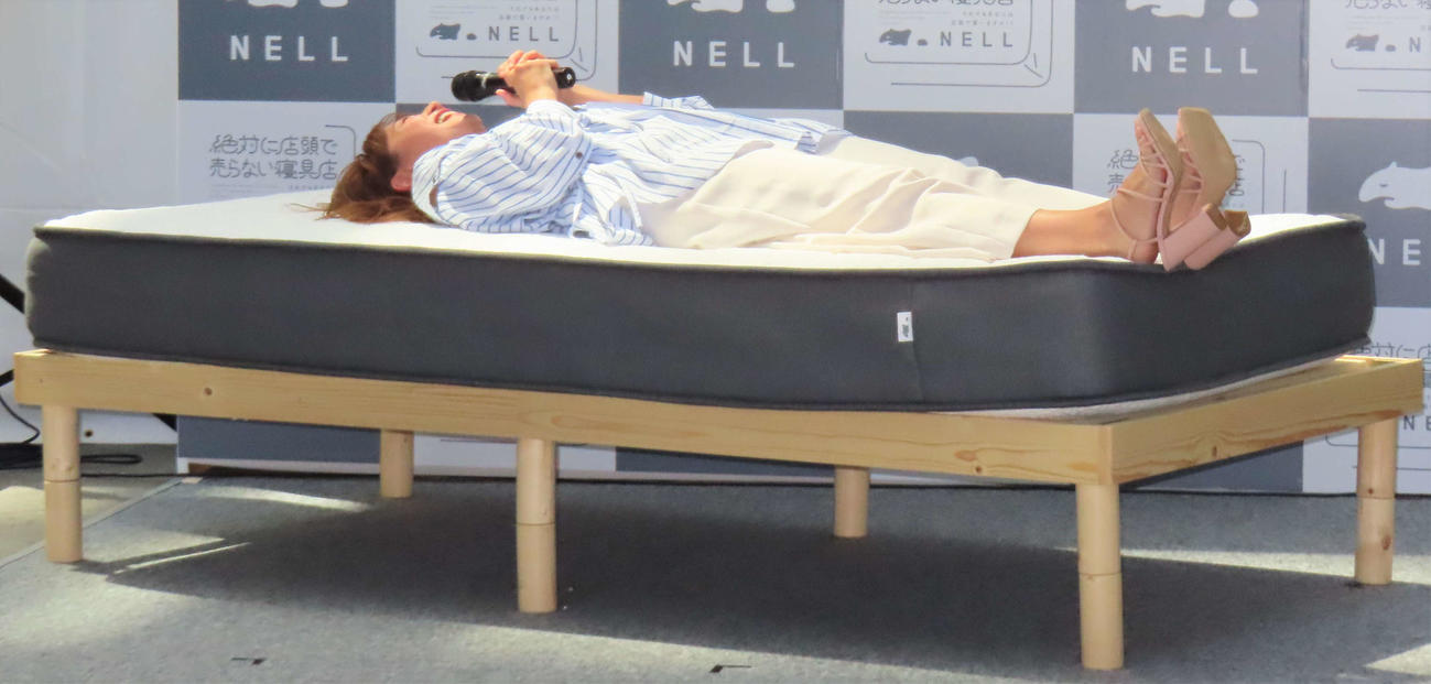 NELLのマットレスを体験する藤本美貴