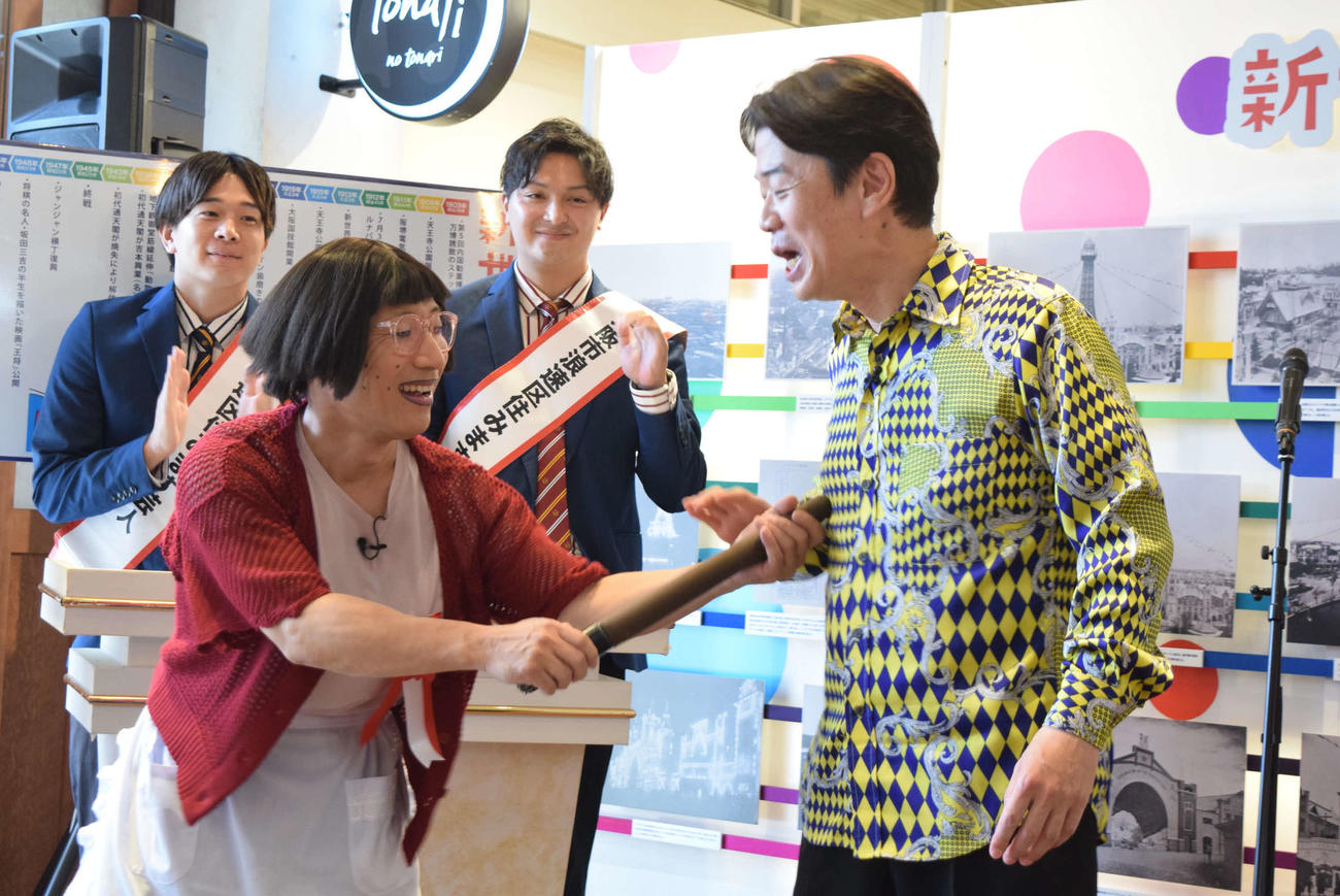 清水けんじ（右）に“乳首ドリル”をお見舞いするすっちー（撮影・阪口孝志）