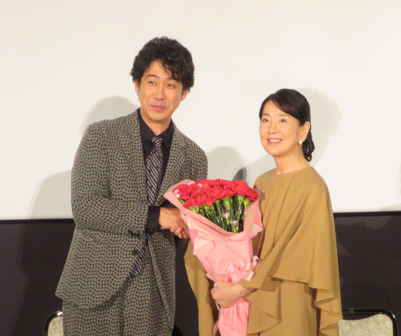 映画「こんにちは、母さん」初日舞台あいさつで大泉洋から花束を贈られた吉永小百合（撮影・村上幸将）