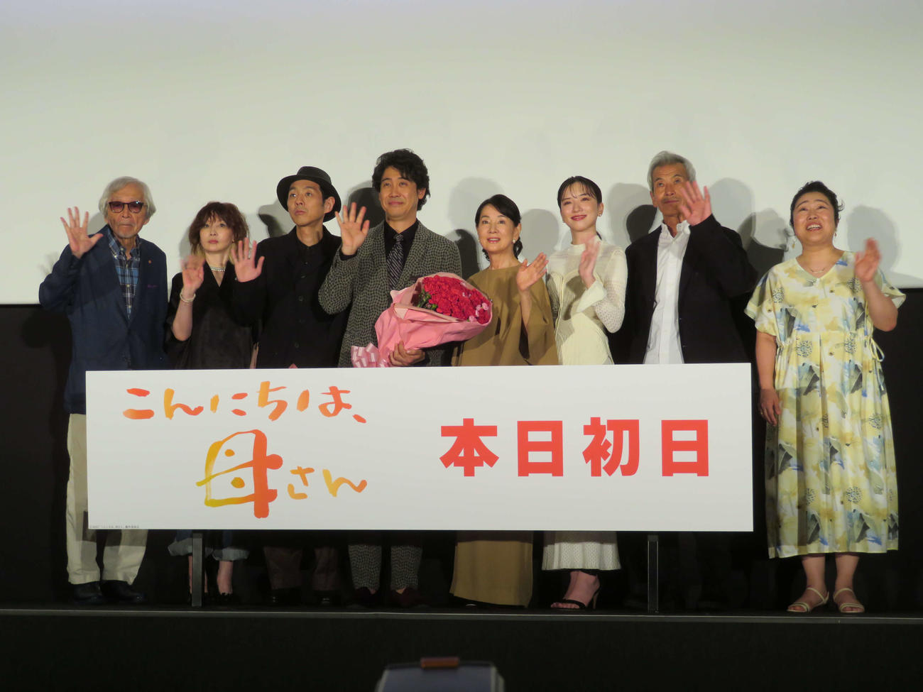 映画「こんにちは、母さん」初日舞台あいさつに登壇した、左から山田洋次監督、YOU、宮藤官九郎、大泉洋、吉永小百合、永野芽郁、田中泯、枝元萌（撮影・村上幸将）