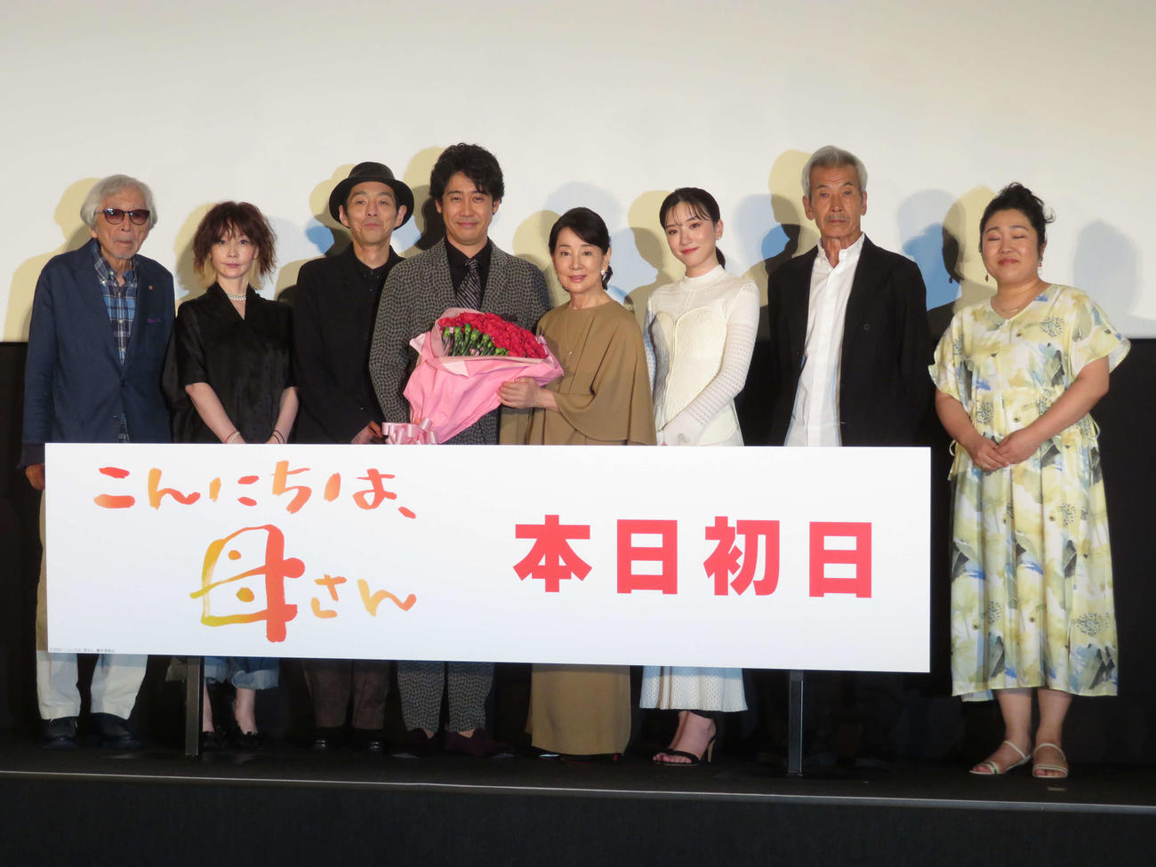 映画「こんにちは、母さん」初日舞台あいさつに登壇した、左から山田洋次監督、YOU、宮藤官九郎、大泉洋、吉永小百合、永野芽郁、田中泯、枝元萌（撮影・村上幸将）
