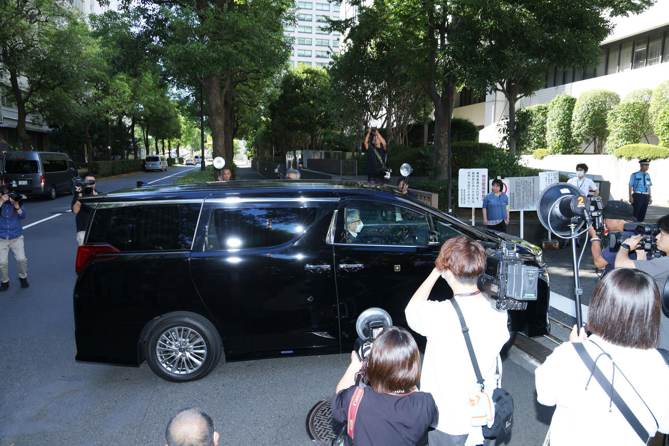 東京地裁入りする、永山絢斗被告を乗せたと思われる車（撮影・河田真司）