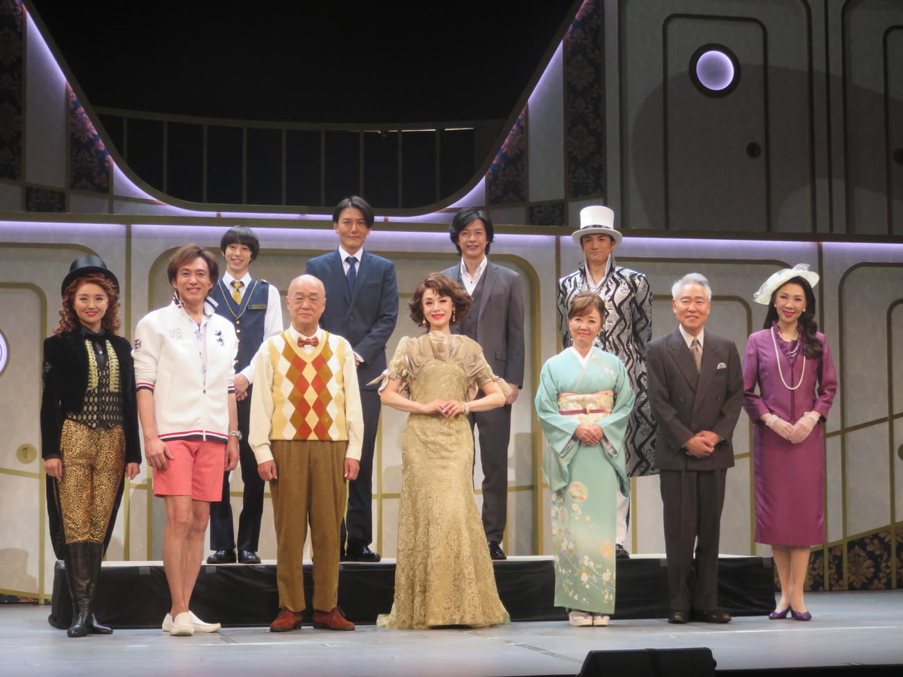 舞台「最高のオバハン　中島ハルコ～ナイルの涙」のキャストたち。前列左から木村花代、石井一孝、田山涼成、大地真央、浅田美代子、モロ師岡、樹里咲穂、後列左から杉江大志、蕨野友也、合田雅史、渡辺大輔